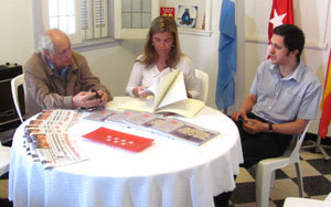  De izda. a dcha., José Marcos, Victoria Cristóbal y Alejandro Sánchez, en el acto en la sede del Centro de la Comunidad Madrileña de Mar del Plata.