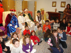  Los tres Reyes Magos, junto a los niños que asistieron a la fiesta.