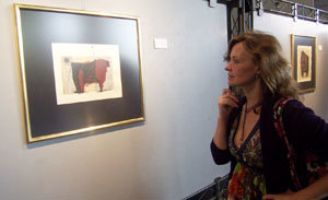 Una mujer contempla uno de los cuadros que componen la exposición.