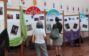 Dos visitantes se interesan por la muestra sobre el flamenco. 