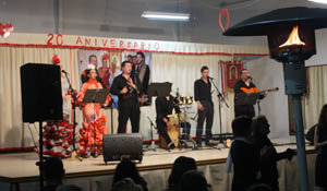  Las actuaciones musicales y el baile animaron la velada en la ‘Asociación Cultural Andaluza’.