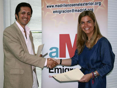  El presidente del Centro Madrileño de Mar del Plata y Victoria Cristóbal se saludan tras la firma del convenio.