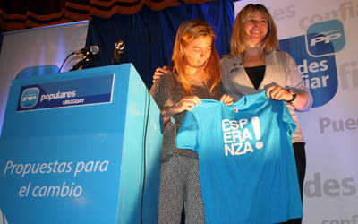  Victoria Cristóbal entraga a Esperanza Romariz la camisa de la campaña Esperanza. 