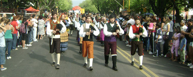  La Banda Sudamericana de Gaitas Asturianas, durante su participación en el Carrusel Vendimial 2011 de Mendoza.