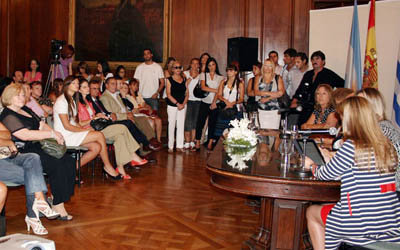 El acto congregó a numerosas personas en el Salón Montevideo. 