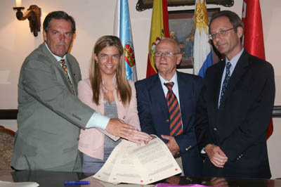  Victoria Cristóbal y las autoridades del Centro Gallego muestran el convenio firmado. 