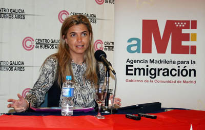 Victoria Cristóbal durante su  disertación en el Centro Galicia de Buenos Aires. 