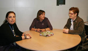 Carolina Redondo, Begoña Serrano y Teresa Ordiz, durante el encuentro.