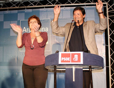  Javier Fernández y María de los Ángeles Ruisánchez saludan a simpatizantes y afiliados de Argentina.