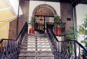  Entrada al edificio, que está en la calle Cerradas de Las Palomas.