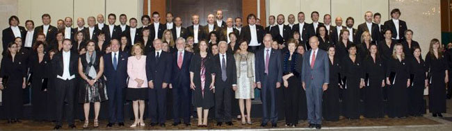  La delegación de la Fundación, incluido el coro, posan junto al embajador y directivos del Centro Asturiano.
