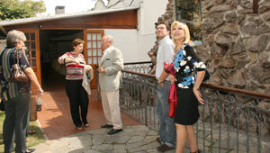   María José Ramos conversa con el presidente de la institución durante la visita.