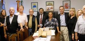  Pilar Fuente –centro–, Guillermo Pilía –dcha.–, Carlos Santos Valle –izda.– y miembros de la comisión directiva.