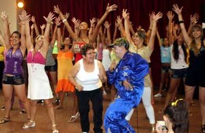  La presidenta de la sociedad, Regla Luisa Martínez, bailó con ‘Las Chunguitas de Castropol’.