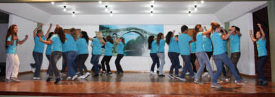  Un momento de la actuación de los chicos y chicas de la Escuela en el escenario del Centro Asturiano de Santa Fe.
