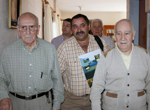 Venancio Blanco y Ángel Blanco, de la Residencia Asturiana, reciben a los alcaldes asturianos.