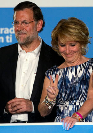 Esperanza Aguirre hace el gesto de la victoria, junto a Mariano Rajoy.