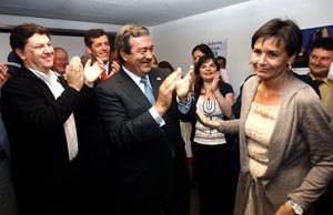  Álvarez Cascos aplaude a Carmen Moriyón, nueva alcaldesa de Gijón.