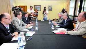  Las comisiones de Coalición Canaria (i) y el PSOE que negocian un acuerdo de gobernabilidad para Canarias durante una de sus reuniones en la capital tinerfeña.