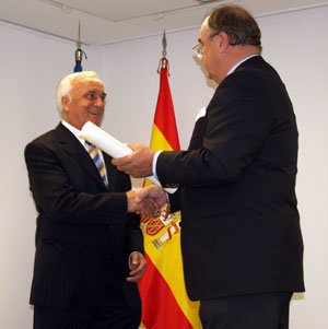 Teodoro Calvo recibe su diploma. 