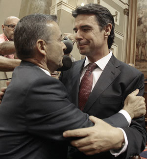El presidente del PP de Canarias, José Manuel Soria, felicita a Paulino Rivero tras ser reelegido presidente. 