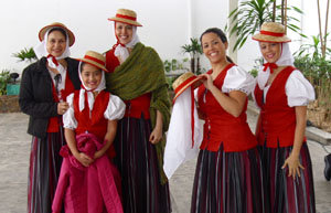  Un grupo de jóvenes con los trajes típicos canarios.