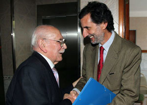 El consejero Florentino Alonso Piñón saluda a Venancio Blanco, presidente del Club Tinetense de Buenos Aires, durante el reciente viaje a Argentina.
