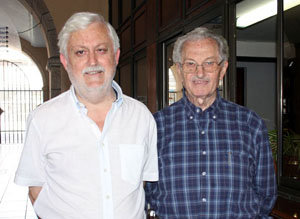  Antonio Nespral, presidente del Centro Asturiano, y José Girón, catedrático de la Universidad de Oviedo, en el hall de entrada del campo Covadonga.