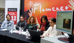  Mª Ángeles Carrasco, en el centro, durante la presentación de la web ‘Flamencos por el mundo’.