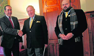  John T. Dunleavy saluda a Fernando Goñi, presidente de la Junta del Principado, en presencia de Bras Rodrigo Álvarez.