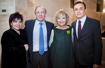 Guillermo Echenique y Elvira Cortajarena, junto con otros asistentes a la recepción. 