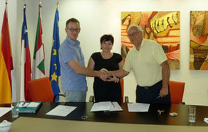 José Francico Zinkunegi, Ana Urchueguia y Archibaldo Uriarte, tras la firma del convenio. 