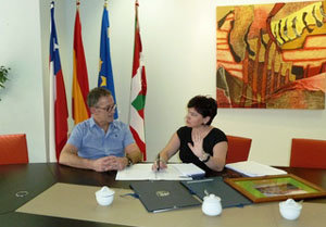 Un momento de la reunión entre José Francisco Zinkunegi y Ana Urchueguia.