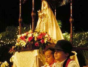 En la celebración del pasado año, los niños fueron los custodios de la Virgen durante la misa que se celebró en el HCV en honor a la Candelaria. 