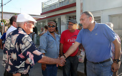  En Cabaigüán, el viceconsejero saludó a los isleños residentes en ese territorio.