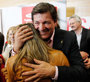 Javier Fernández celebra la victoria con algunos colaboradores socialistas.