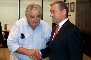 Paulino Rivero y José Múgica se estrechan la mano al inicio de su encuentro.