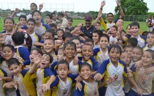  Niños del Casa Canaria Fútbol Club muestran su alegría. También el instructor, Roima Guzmán.