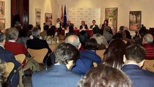 Más de un centenar de personas acudieron a la Casa de Galicia a la presentación del libro Entre copas