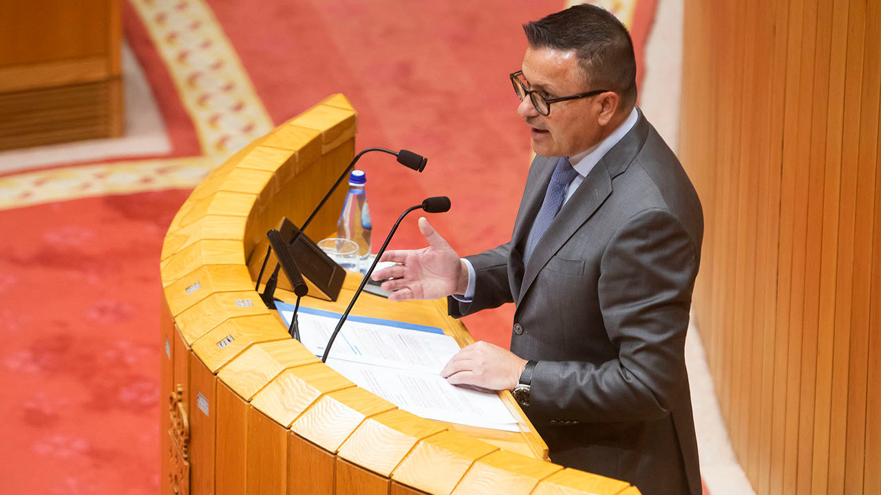 O conselleiro de Emprego, Comercio e Emigración, José González, comparecerá a petición propia no Pleno do Parlamento galego para informar sobre as liñas xerais de actuación do seu departamento.