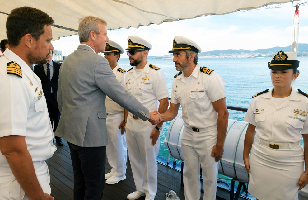 O titular do Goberno galego, Alfonso Rueda, recibe a representantes da embaixada do Uruguai no veleiro-escola Capitán Miranda. Porto de Vigo, 26/7/24.