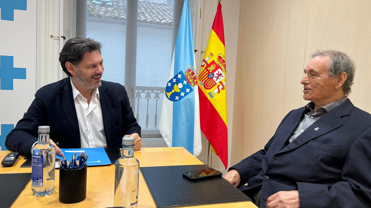 Miranda con el presidente de la Sociedade Rosalía de Castro de Santos