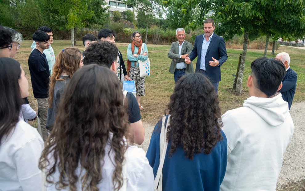 CIDADE DA CULTURA 12,00 h.-         O conselleiro de Cultura, Lingua e Xuventude, José López Campos, acompañado polo secretario xeral da Lingua, Valentín García, recibirá o alumnado do Instituto Arxentino-Galego Santiago Apóstolo de Bos Aires. No Xardín Literario (monte Gaiás, s/n). Foto Xoán Crespo