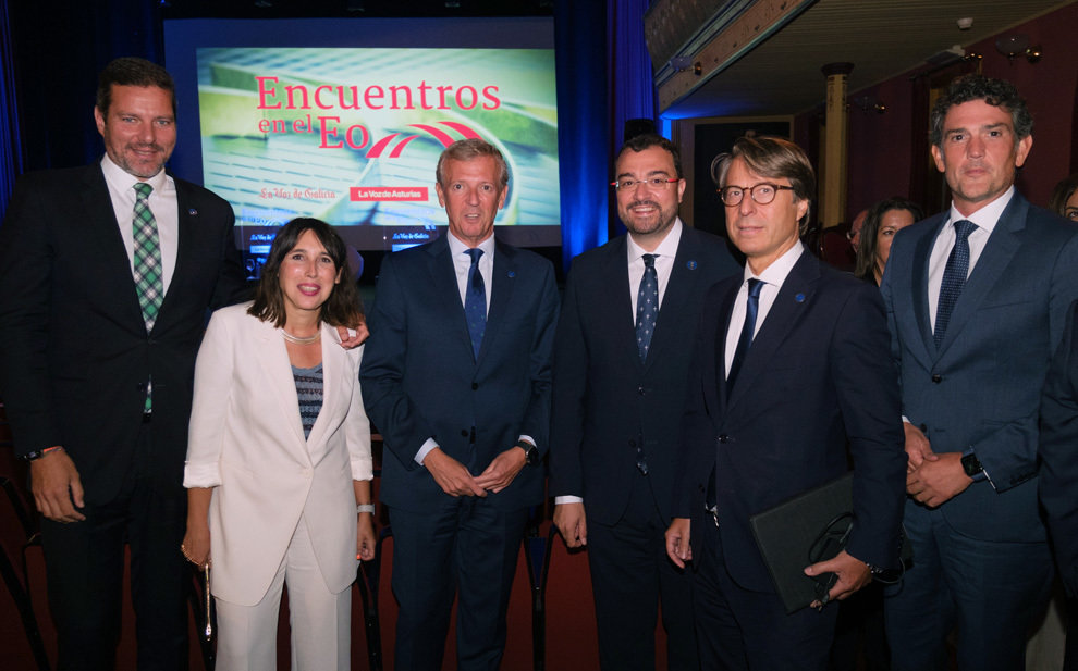 O presidente da Xunta, Alfonso Rueda, mantén un diálogo co presidente do Principado de Asturias, Adrián Barbón, na VI Edición de Encontro no Eo. Teatro Pastor Díaz, 12/9/24.