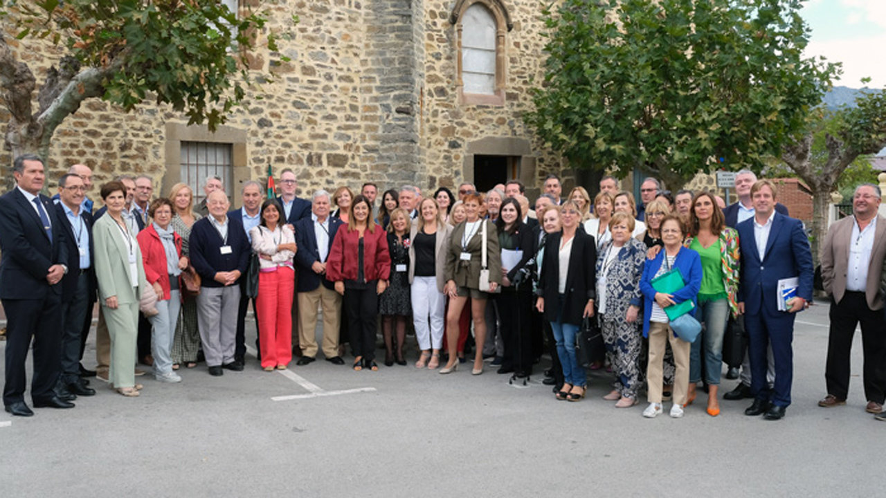 11:30 horas. Centro de Estudios Lebaniegos, Potes. La presidenta de Cantabria, María José Sáenz de Buruaga, acompañada de otros consejeros, participa en el IX encuentro de las Casas de Cantabria. 22 de septiembre de 2023 © Raúl Lucio