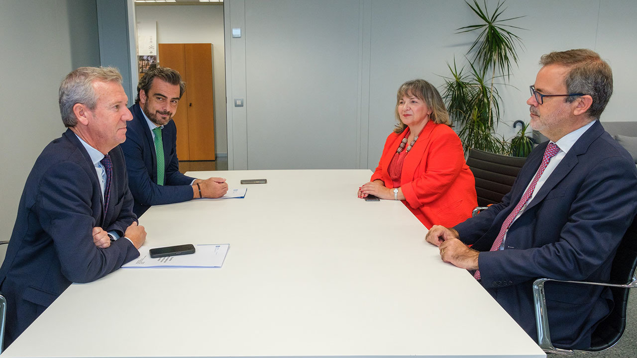 presidente da Xunta, Alfonso Rueda, acompañado polo conselleiro de Presidencia, Xustiza e Deporte, Diego Calvo, mantén unha reunión co embaixador da Arxentina en España, Roberto Bosch, e coa cónsul xeral de Arxentina en Galicia. Delegación da Xunta en Vigo, 1/10/24.